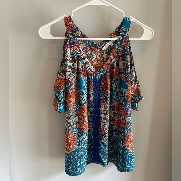 Vibrant Women's Cold Shoulder Cutout Top - Picture 1 of 5